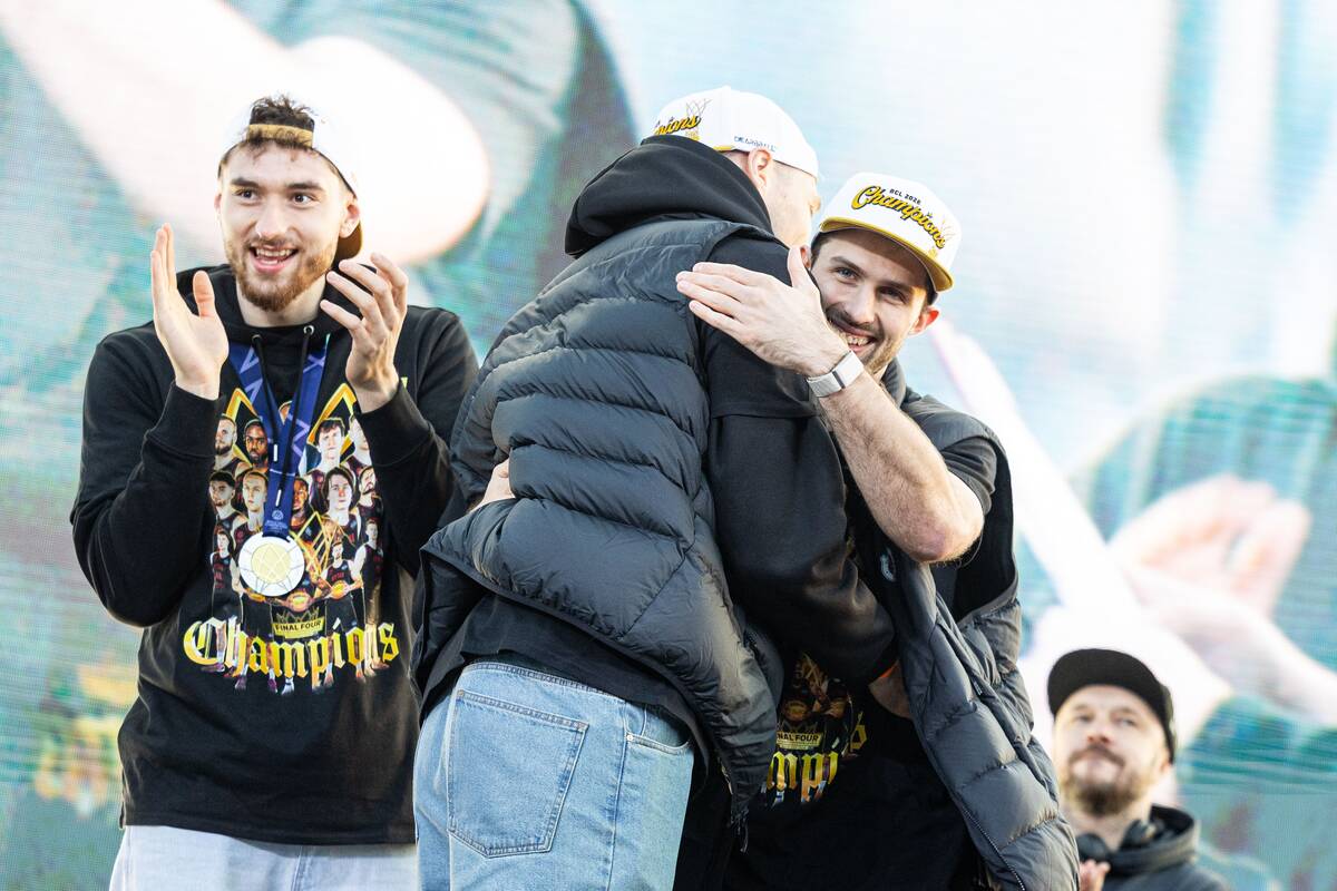 Fanai prie Baltojo tilto švenčia su čempionų titulą iškovojusiu Vilniaus „Rytu“