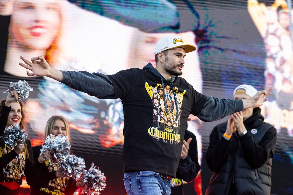 Fanai prie Baltojo tilto švenčia su čempionų titulą iškovojusiu Vilniaus „Rytu“