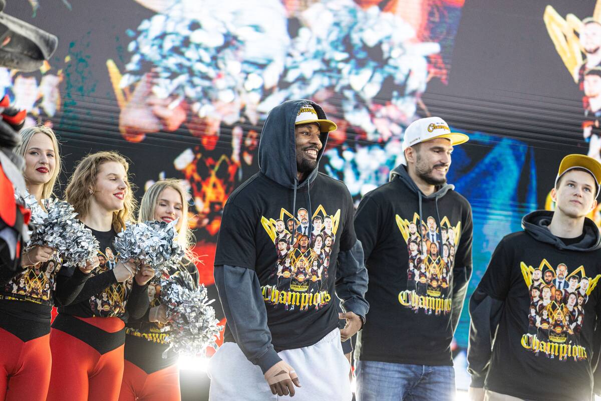 Fanai prie Baltojo tilto švenčia su čempionų titulą iškovojusiu Vilniaus „Rytu“