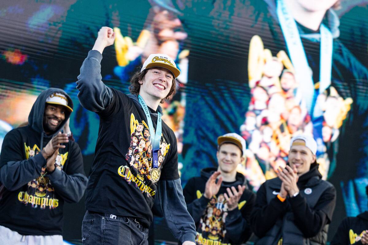 Fanai prie Baltojo tilto švenčia su čempionų titulą iškovojusiu Vilniaus „Rytu“