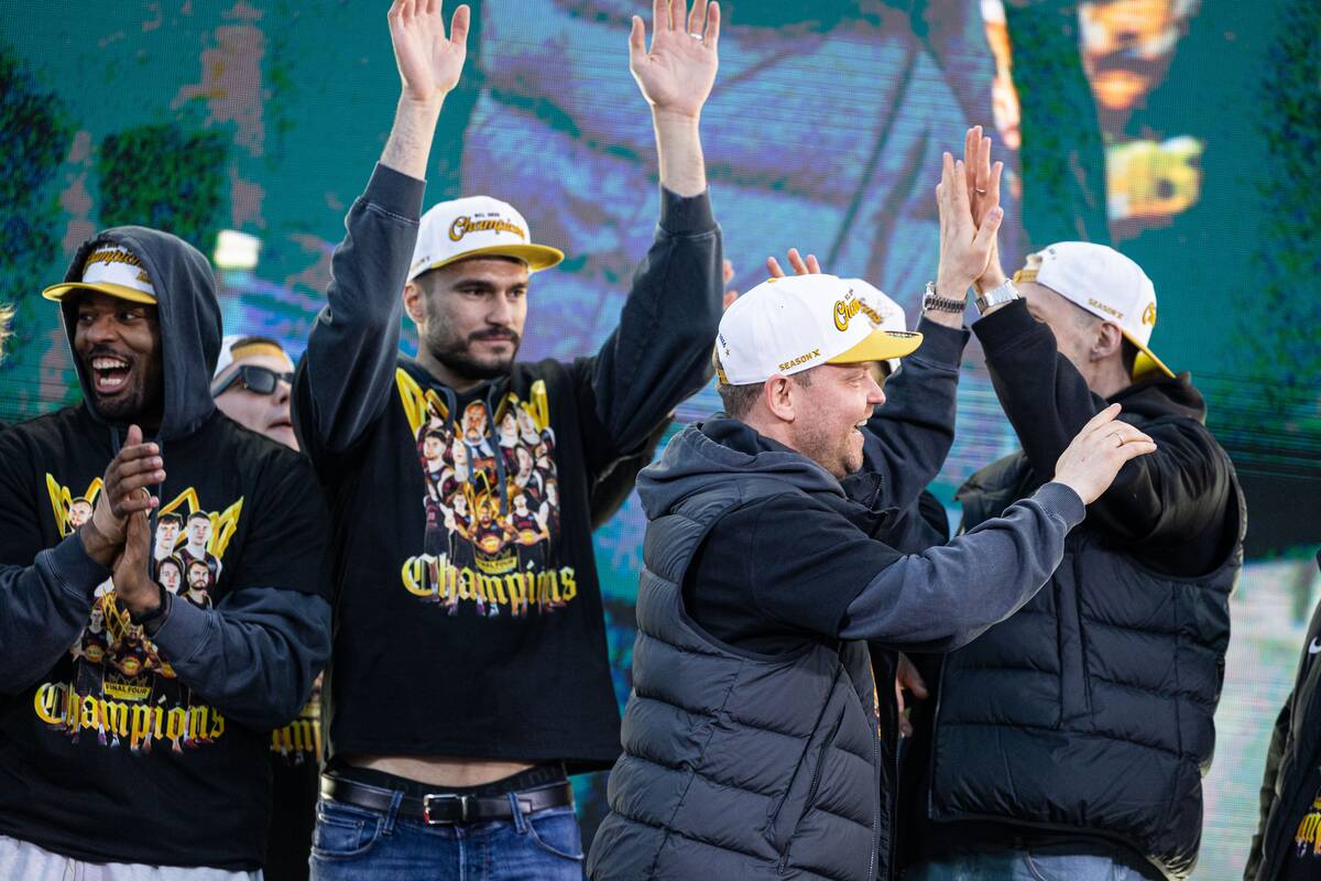 Fanai prie Baltojo tilto švenčia su čempionų titulą iškovojusiu Vilniaus „Rytu“