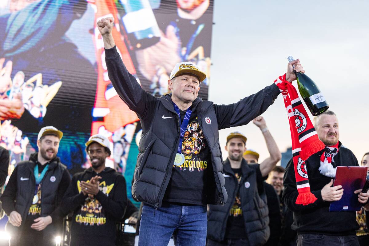 Fanai prie Baltojo tilto švenčia su čempionų titulą iškovojusiu Vilniaus „Rytu“