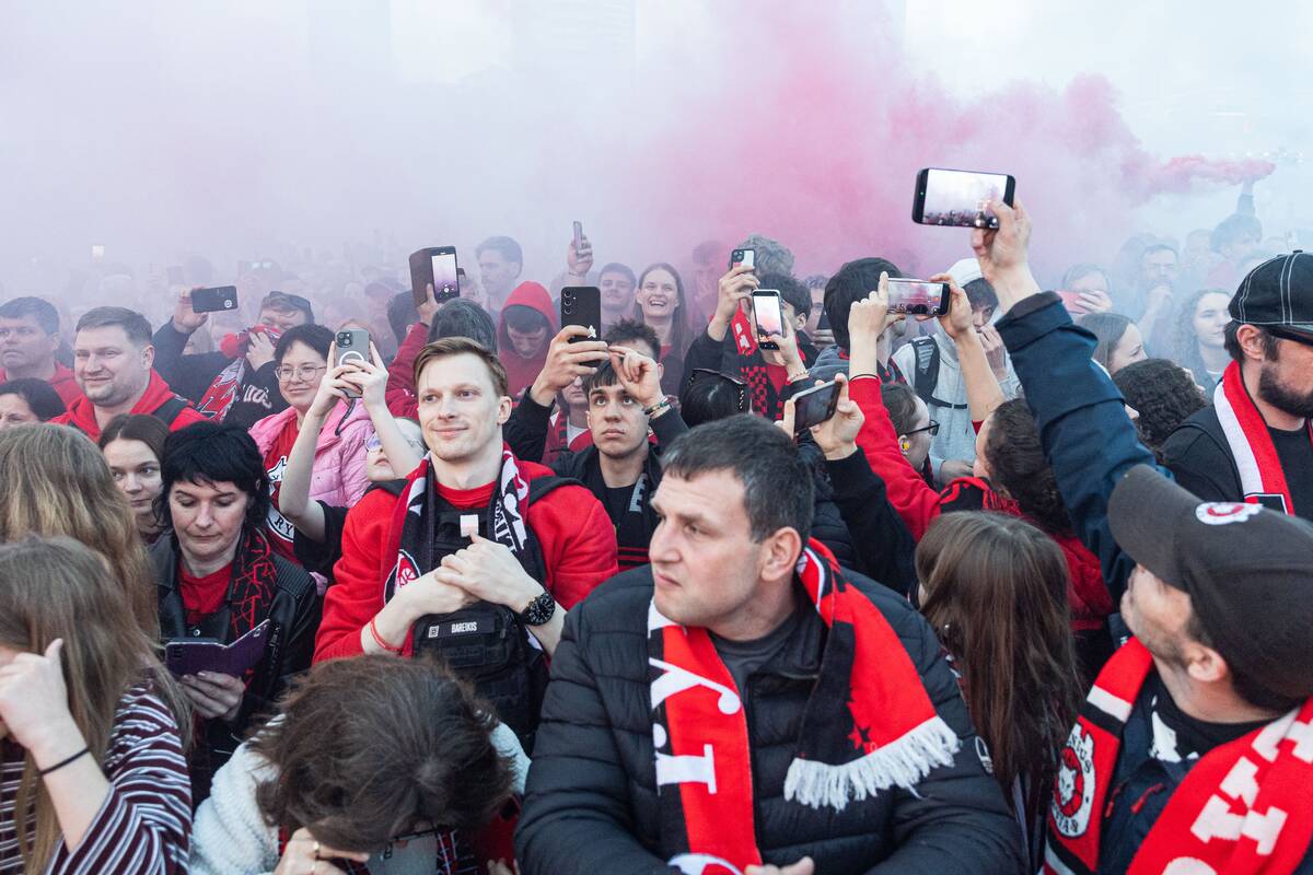 Fanai prie Baltojo tilto švenčia su čempionų titulą iškovojusiu Vilniaus „Rytu“
