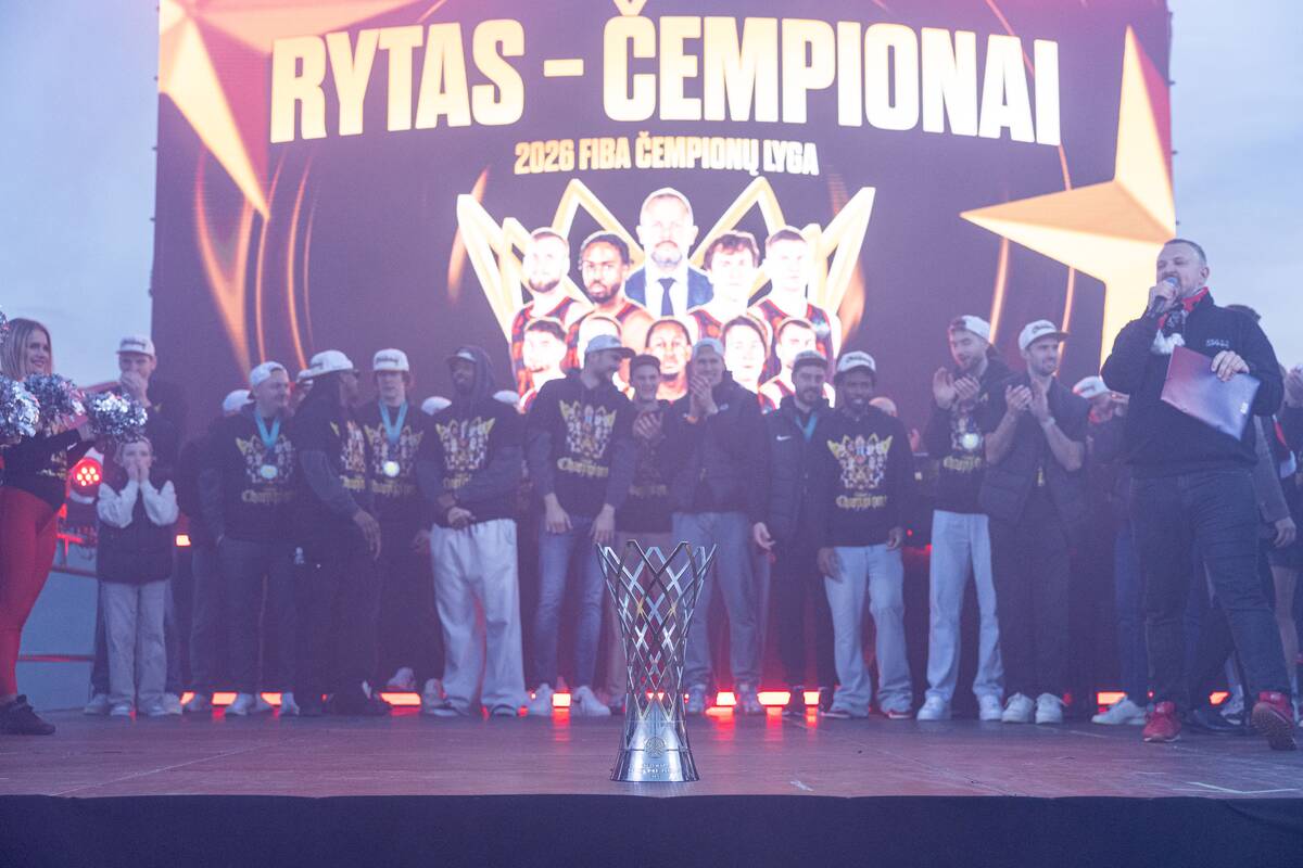 Fanai prie Baltojo tilto švenčia su čempionų titulą iškovojusiu Vilniaus „Rytu“