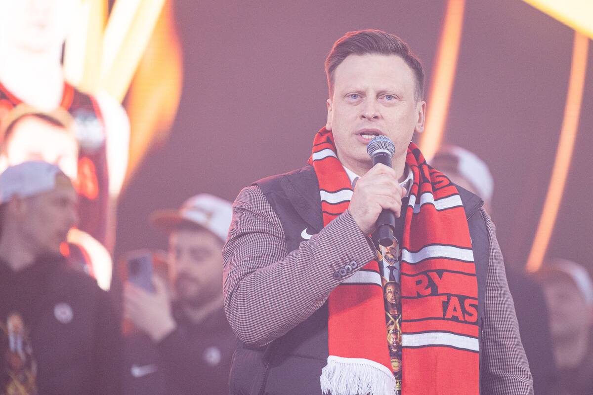 Fanai prie Baltojo tilto švenčia su čempionų titulą iškovojusiu Vilniaus „Rytu“