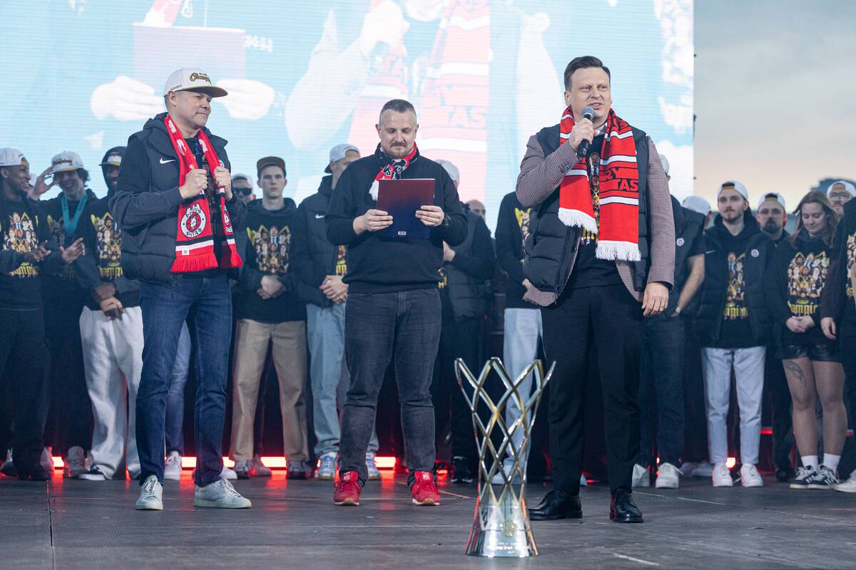 Fanai prie Baltojo tilto švenčia su čempionų titulą iškovojusiu Vilniaus „Rytu“