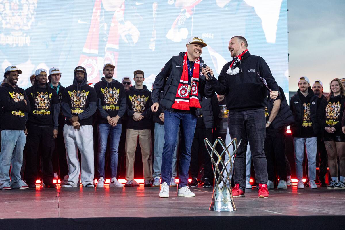 Fanai prie Baltojo tilto švenčia su čempionų titulą iškovojusiu Vilniaus „Rytu“