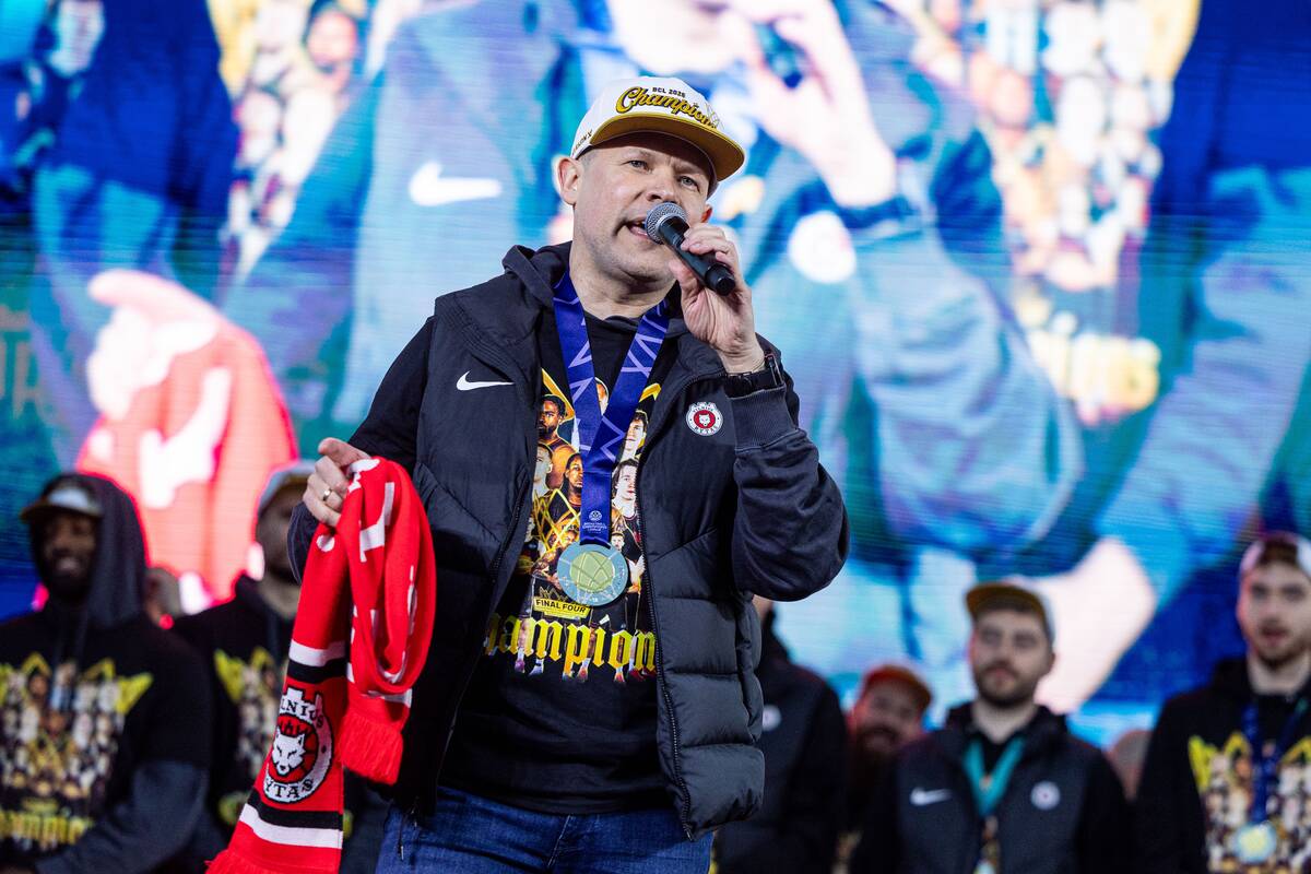 Fanai prie Baltojo tilto švenčia su čempionų titulą iškovojusiu Vilniaus „Rytu“