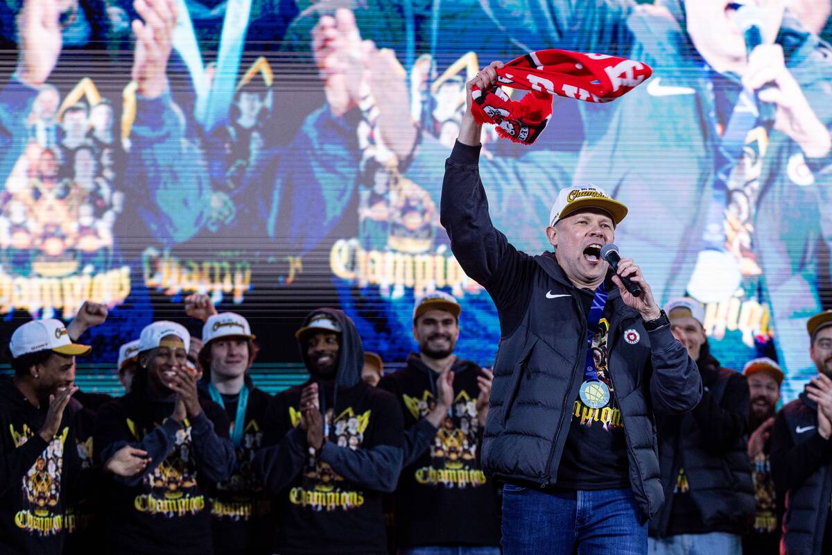 Fanai prie Baltojo tilto švenčia su čempionų titulą iškovojusiu Vilniaus „Rytu“