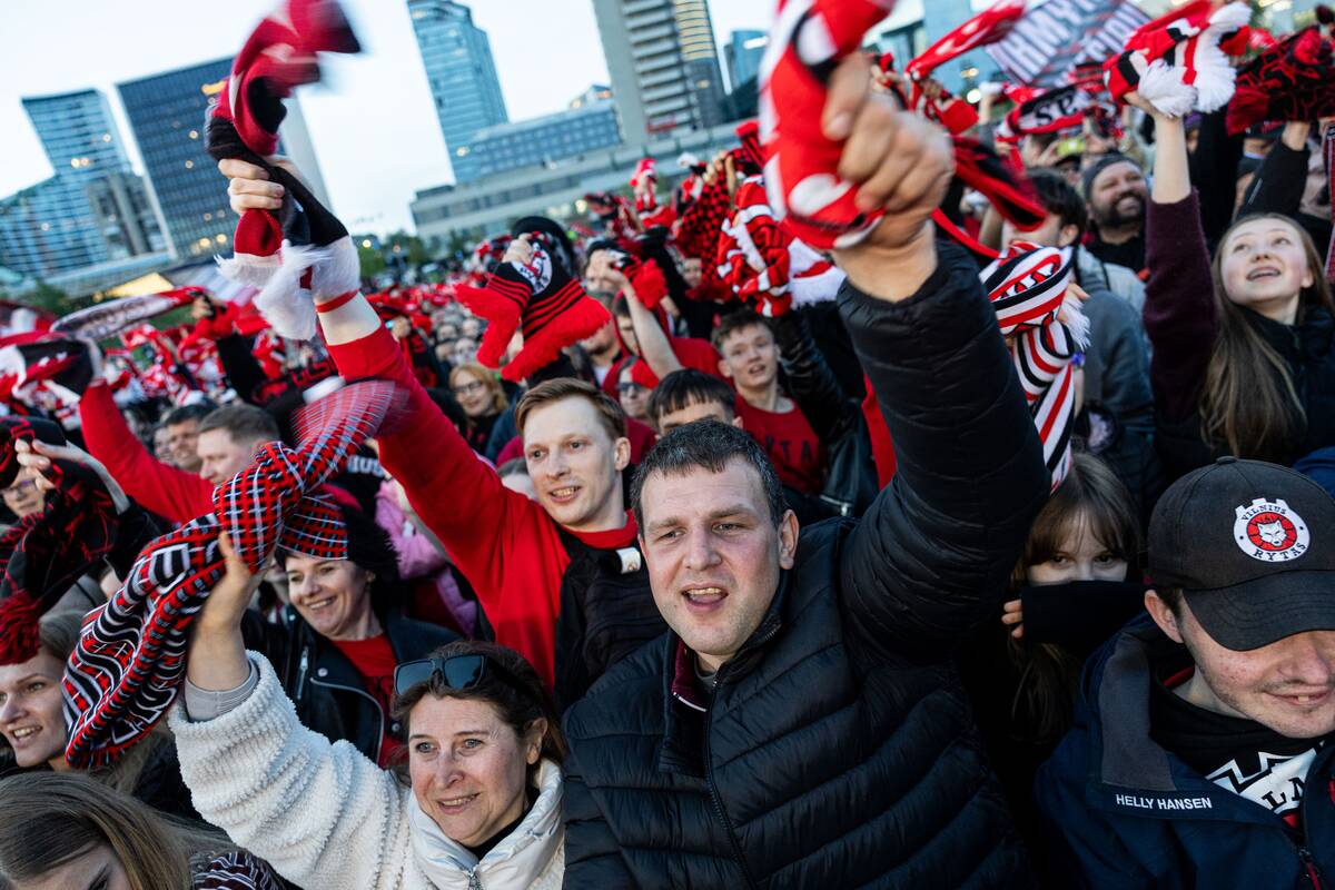 Fanai prie Baltojo tilto švenčia su čempionų titulą iškovojusiu Vilniaus „Rytu“