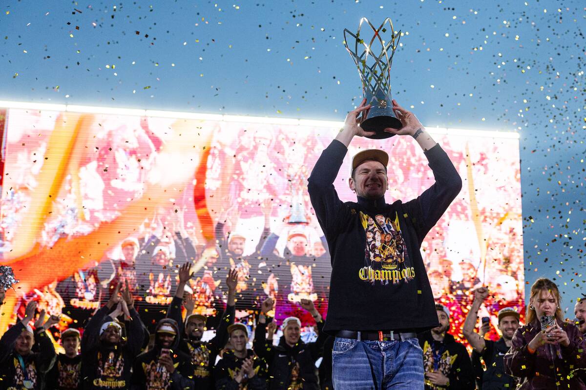 Fanai prie Baltojo tilto švenčia su čempionų titulą iškovojusiu Vilniaus „Rytu“