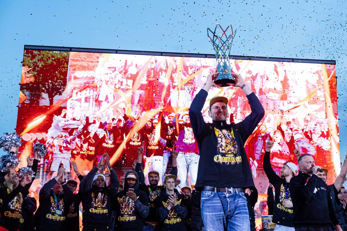 Fanai prie Baltojo tilto švenčia su čempionų titulą iškovojusiu Vilniaus „Rytu“