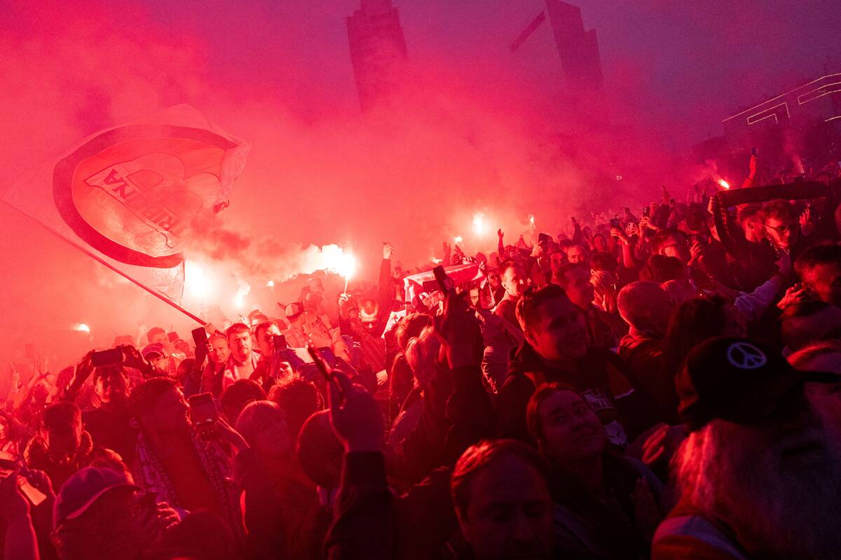 Fanai prie Baltojo tilto švenčia su čempionų titulą iškovojusiu Vilniaus „Rytu“