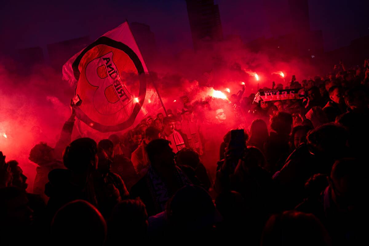 Fanai prie Baltojo tilto švenčia su čempionų titulą iškovojusiu Vilniaus „Rytu“