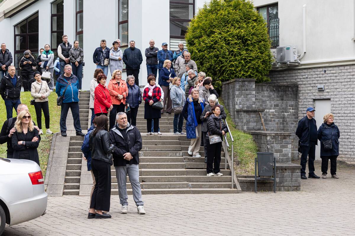 Visagine atsisveikinama su Jevgenijumi Šuklinu