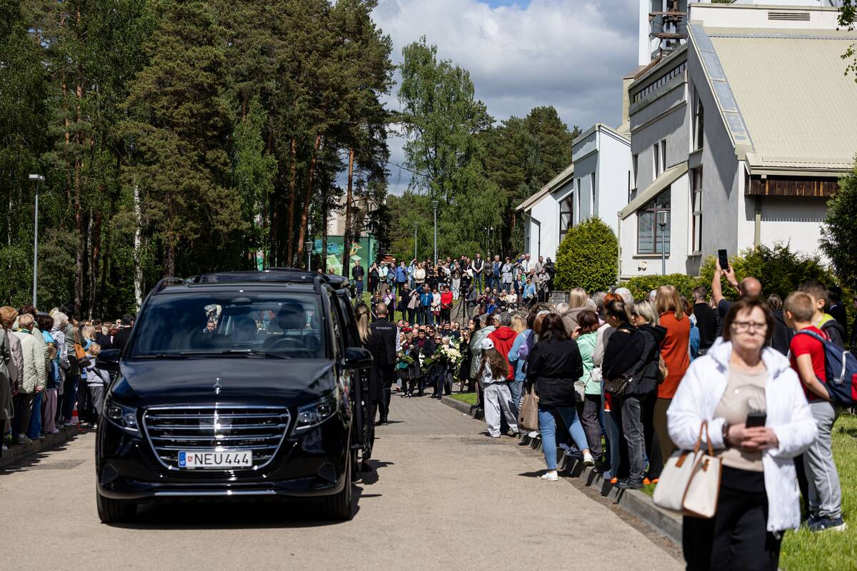 Visagine atsisveikinama su Jevgenijumi Šuklinu