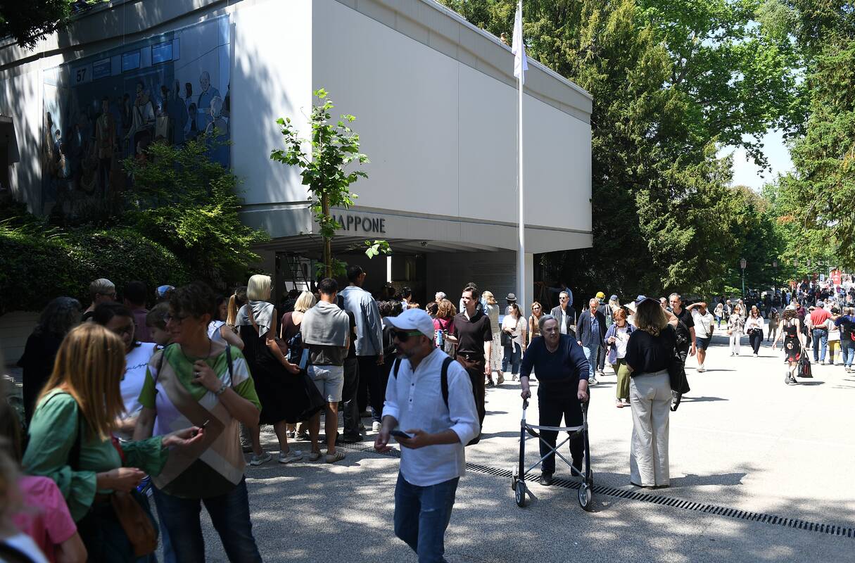 
<span>Iš Venecijos bienalės apdovanojimų traukiasi kone pusė menininkų</span>
