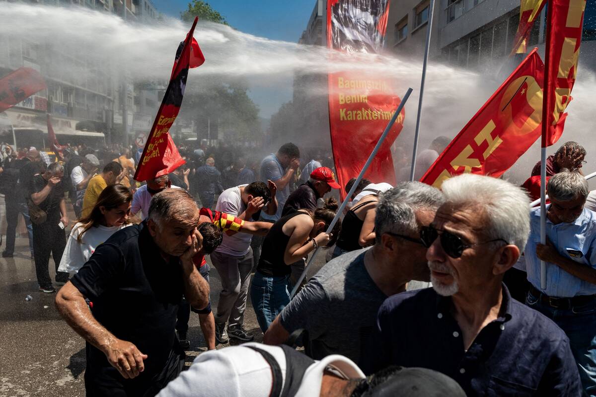
<span>Turkijoje policija ašarinėmis dujomis išvaikė opozicijos protestą</span>
