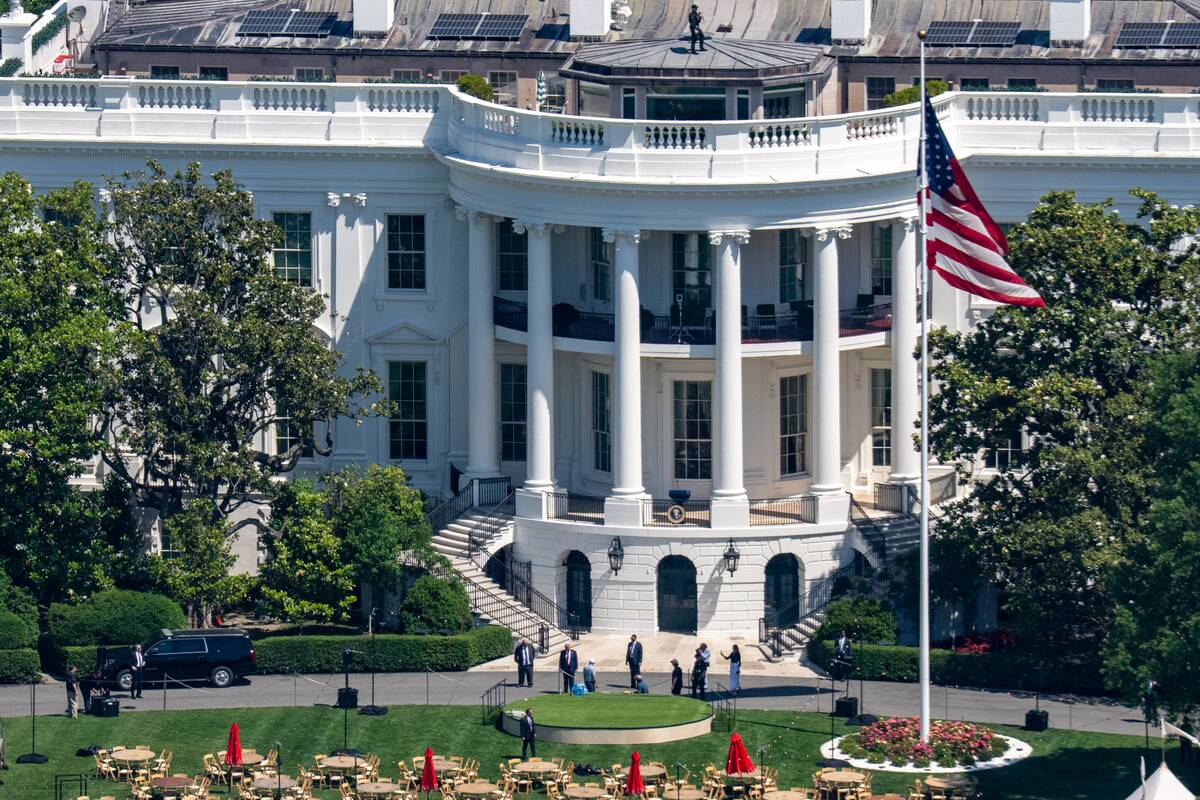 
<span>Donaldas Trumpas aprodė pokylių salės statybvietę su planuojama „dronų imperija“ ant stogo</span>
