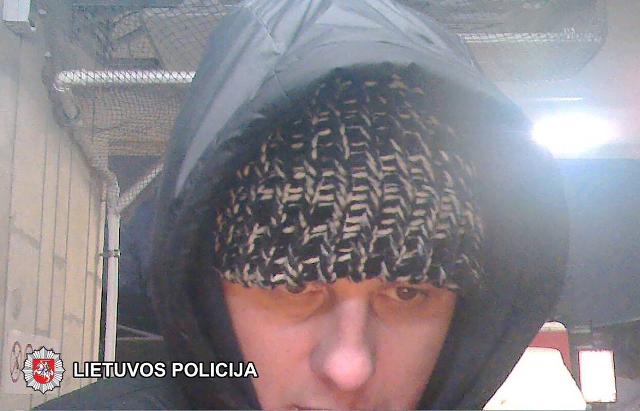 
<span>Sostinės policija tiria vagystę ir aiškinasi, kas neteisėtai pasinaudojo banko kortele</span>
