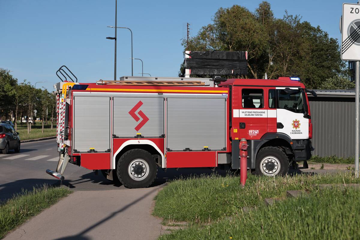 Ugniagesiai skubėjo į Šiaurės prospektą
