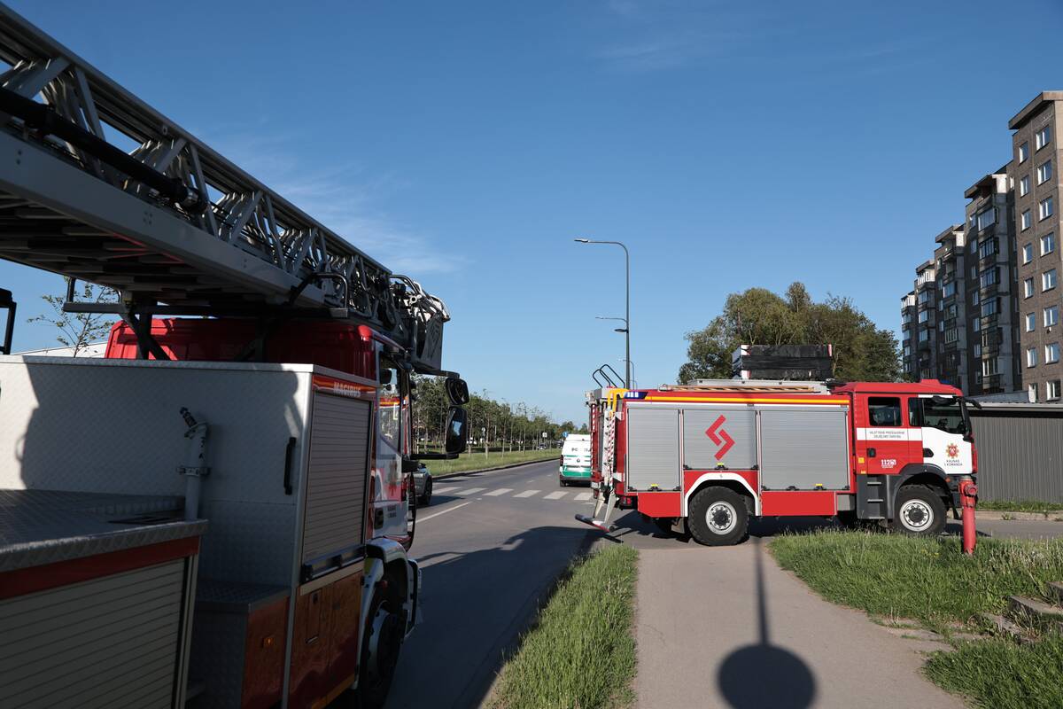 Ugniagesiai skubėjo į Šiaurės prospektą