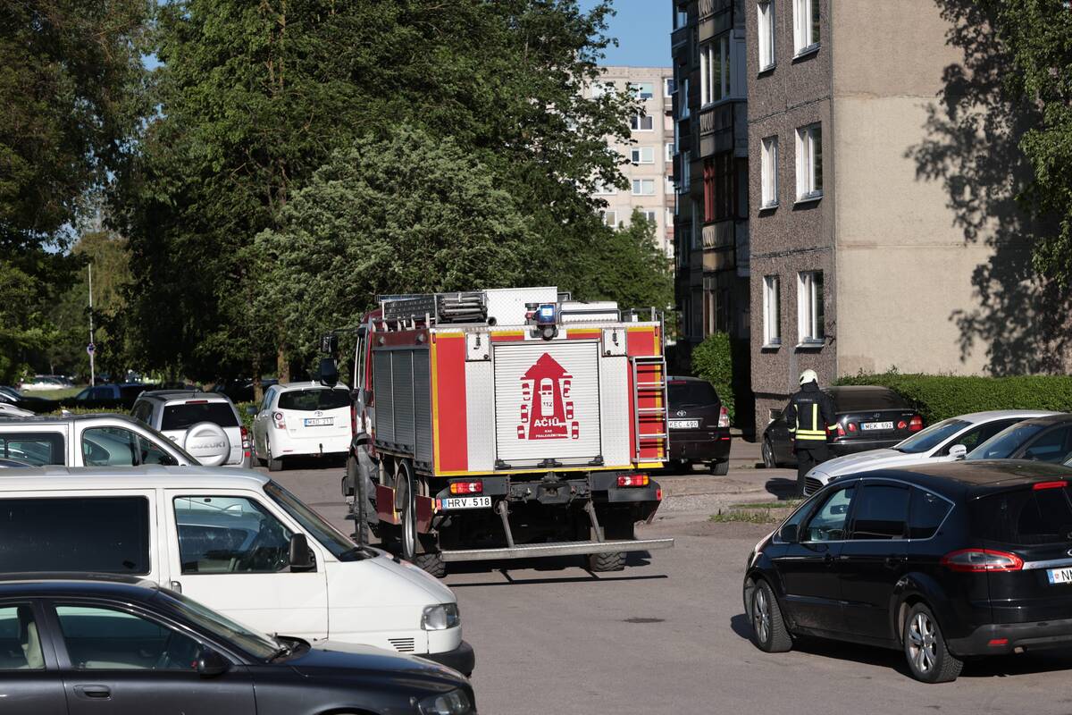 Ugniagesiai skubėjo į Šiaurės prospektą
