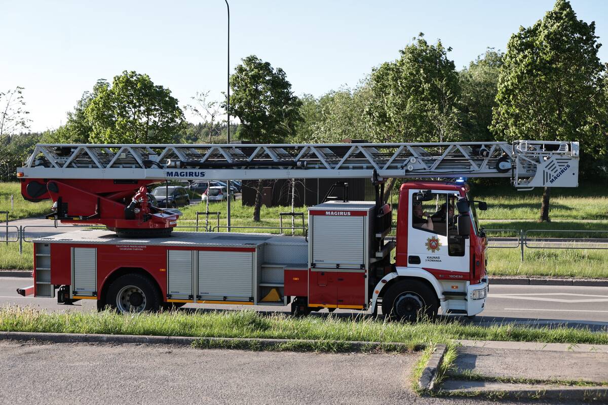 Ugniagesiai skubėjo į Šiaurės prospektą
