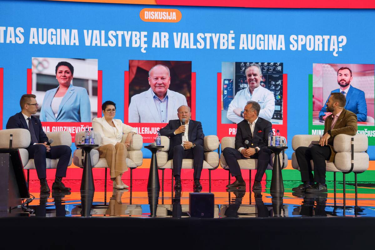 Požiūris: V. Makūnas (viduryje) pabrėžė, kad šiuolaikiškos sporto salės, stadionai, baseinai ir dviračių takai nėra prabanga – tai būtina gyvenimo kokybės dalis.