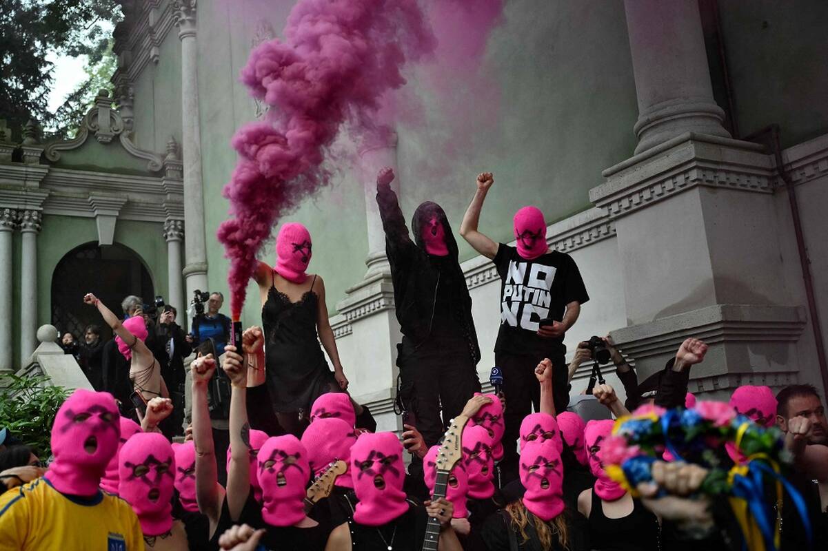 
<span>Protestuotojai Venecijos bienalėje užblokavo prieigą prie Rusijos paviljono</span>

