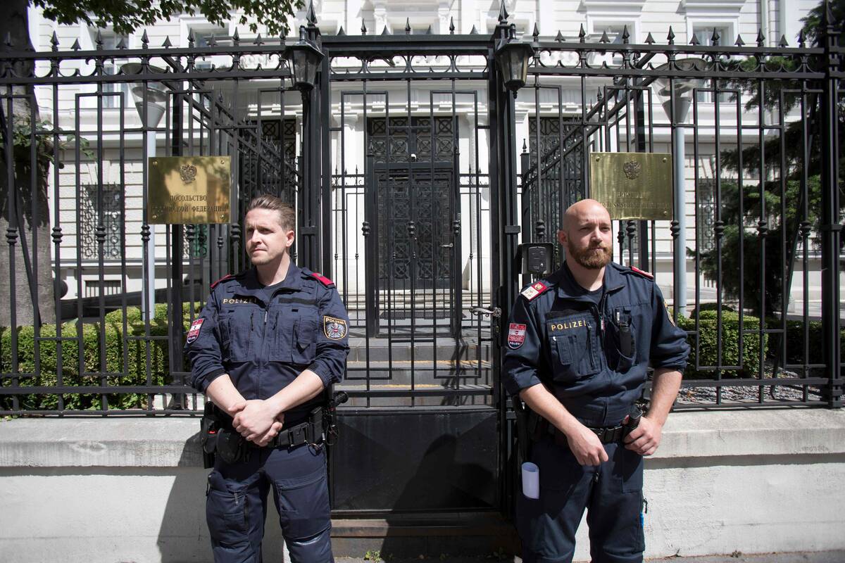 
<span>Austrija išsiunčia tris Rusijos ambasados darbuotojus</span>

