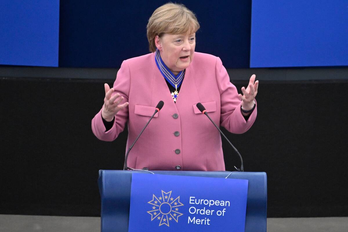 
<span>Merkel ragina ES toliau reguliuoti socialinius tinklus ir DI</span>
