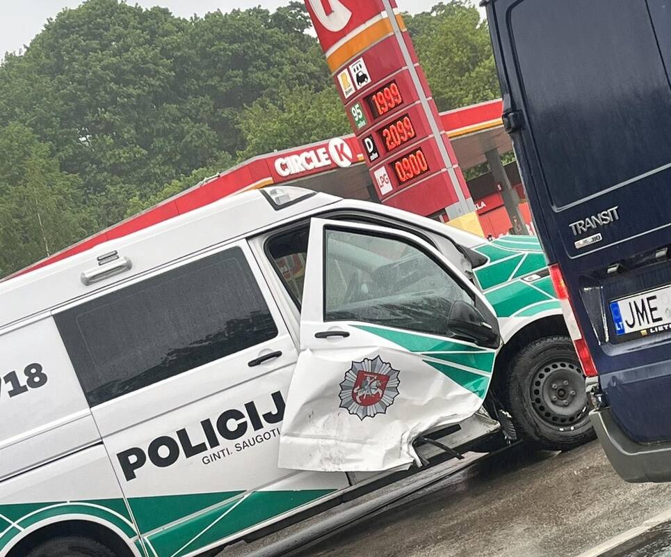 
<span>Pilies žiede – avarija: susidūrė policijos automobilis ir BMW</span>
