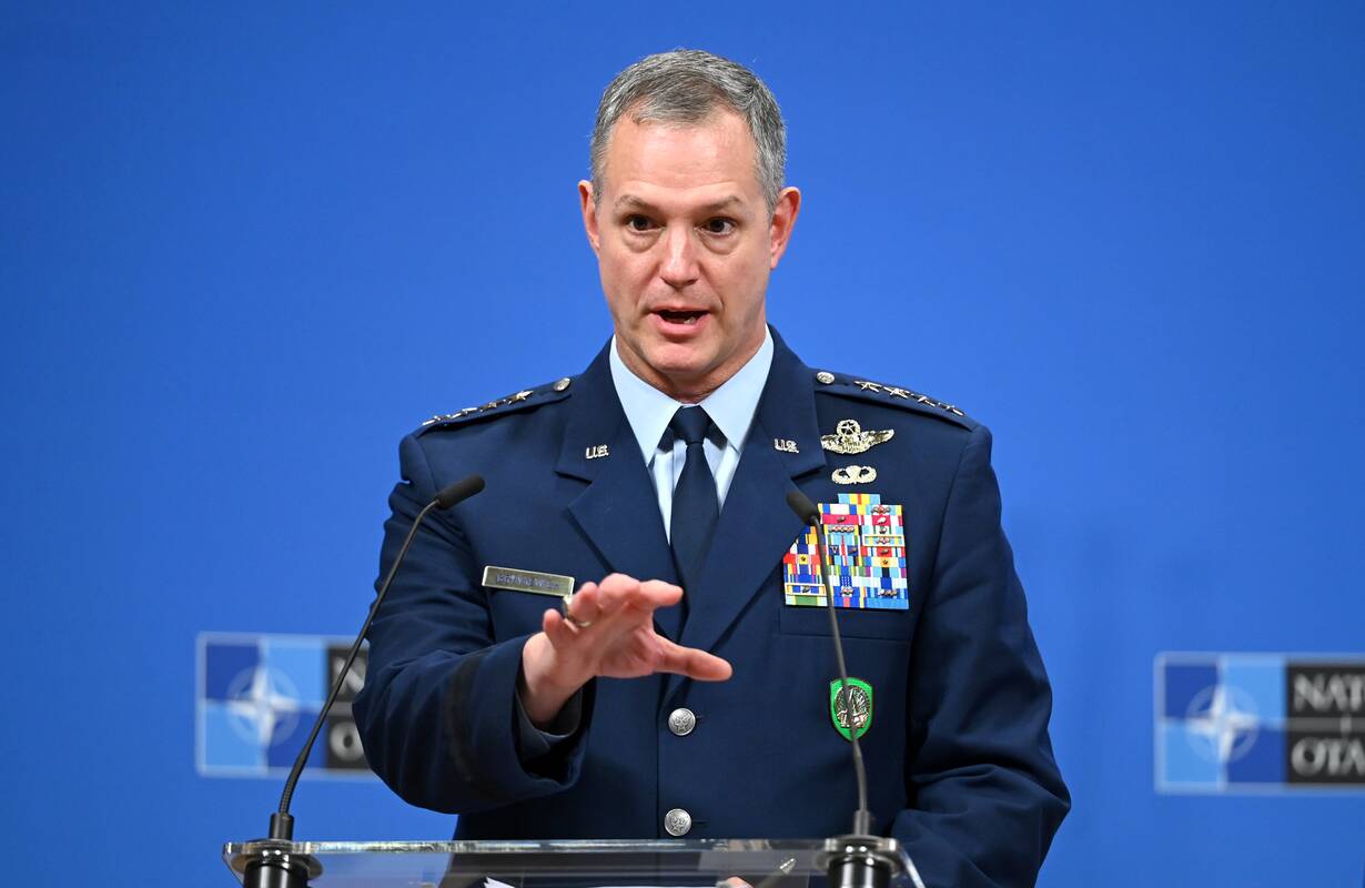 
<span>NATO pajėgų vadas: grasinimai – tipinis rusų triukas</span>
