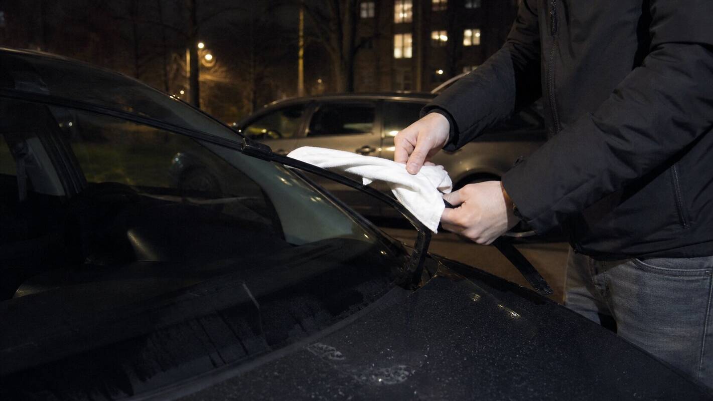 Svarstymai: nežinia, ką savo veiksmais norėjo parodyti vyras, atlenkęs kelių automobilių valytuvus.