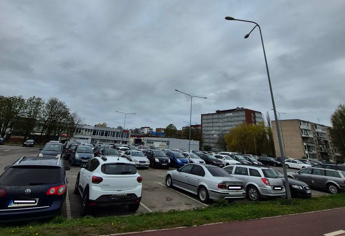 Tvarka: pastebėję neeksploatuojamus automobilius, specialistai imasi priemonių juos pašalinti.