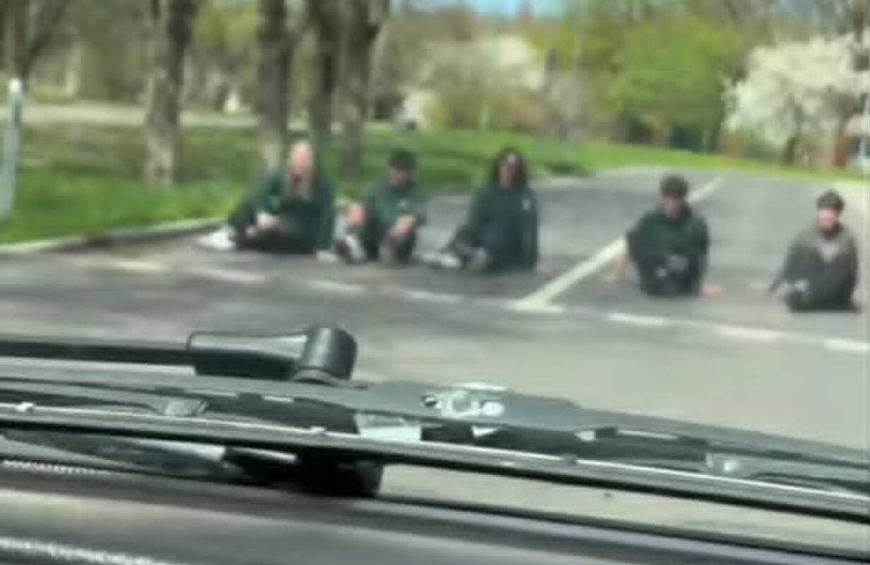  Trukdė: automobilį statęs vyras susidūrė su netikėta kliūtimi – kelią užstojo paaugliai.