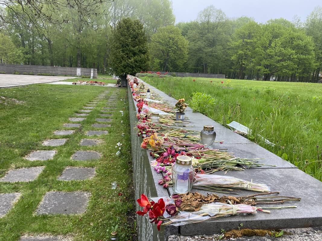 Nuvyto: šiemet karių palaidojimo vietą tvarkančios bendrovės darbuotojus teko dukart paraginti surinkti nugeibusias gėles.