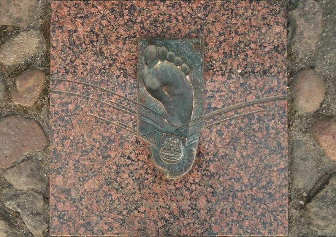 Prapuolė: praeiviai šalia buvusios Sąjūdžio būstinės Vežėjų g. 4 pasigedo memorialinės lentos metalinės detalės.