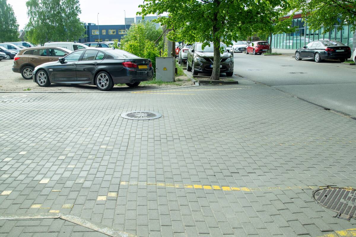 Krituliai: po lietaus šioje vietoje kaupiasi vanduo, o pėstieji priversti eiti važiuojamąja dalimi.