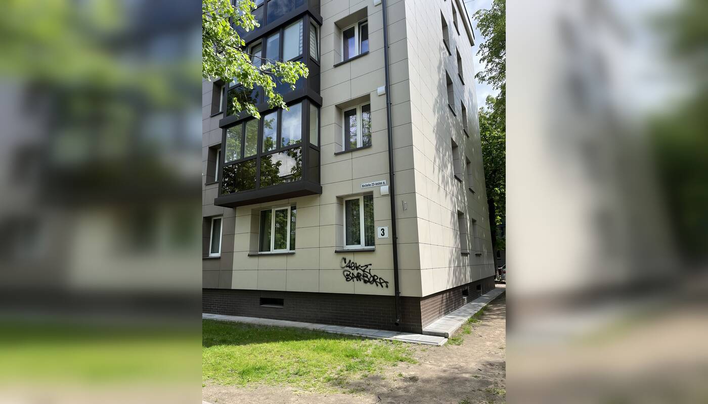 
<span>„Subjaurojo ką tik renovuotą namą“: gyventojus piktina piešiniai ant sienų</span>
