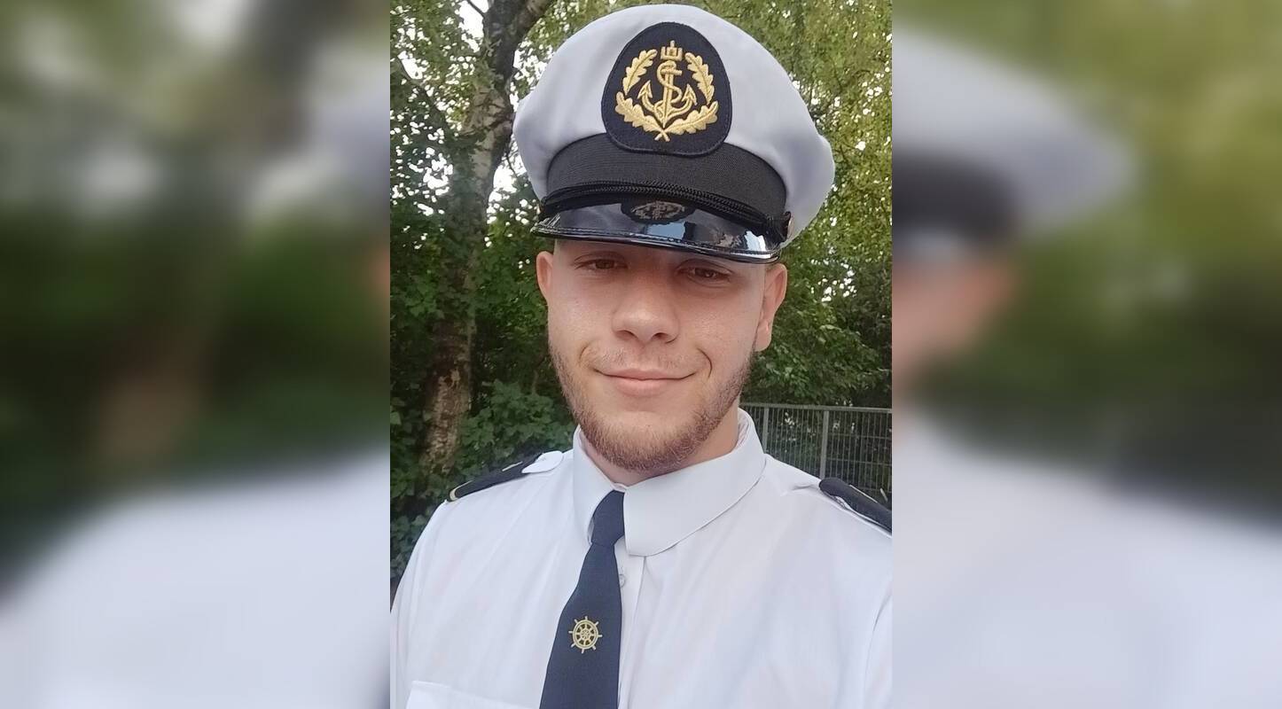 Atspindys: jaunojo jūrininko D. Brūzgos profesijos pasirinkimas simbolizuoja gyvenimo iššūkius ir nuolatinį judėjimą pirmyn.