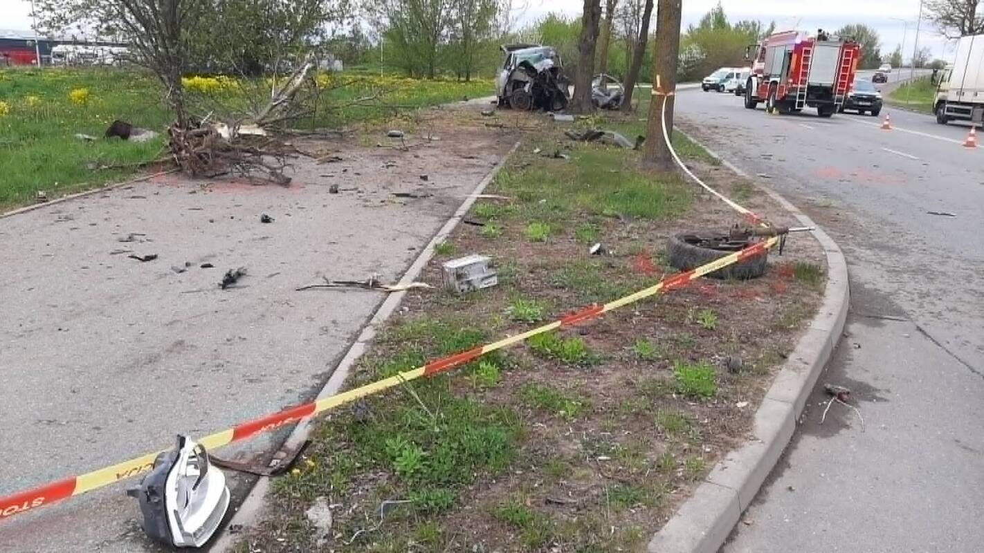 
<span>Panevėžyje nuo kelio nuvažiavęs automobilis atsitrenkė į medį, vairuotojas mirė ligoninėje</span>
