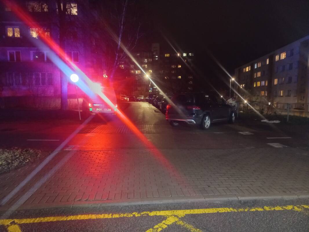 
<span>Sostinės policija ieško eismo įvykio liudininkų: per avariją sunkiai sužalota moteris</span>
