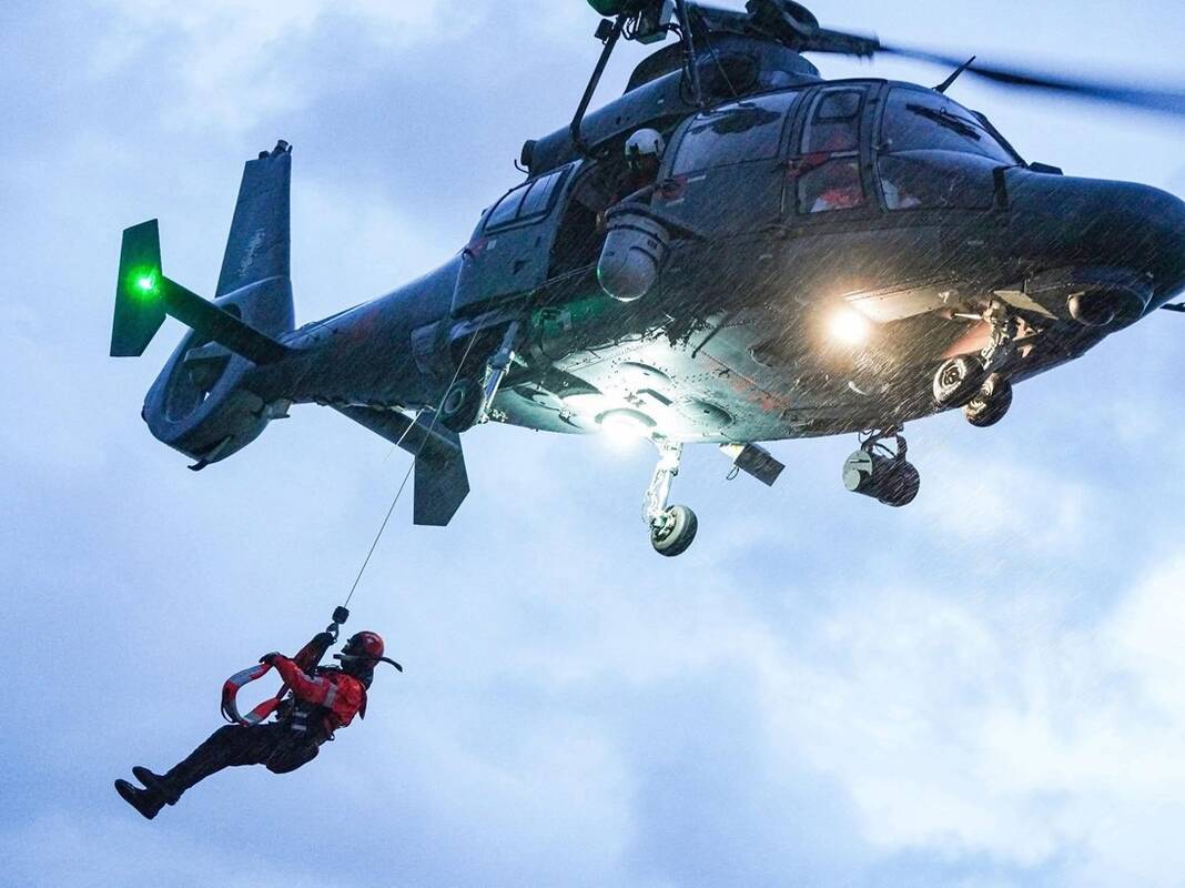 
<span>Karinių oro pajėgų sraigtasparniu iš kelto evakuotas susižalojęs keleivis</span>

