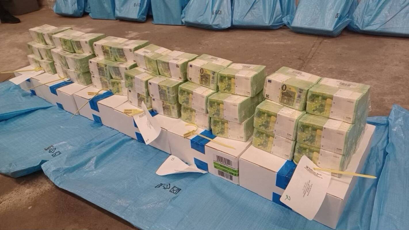 
<span>Vengrija grąžino iš Ukrainos banko darbuotojų konfiskuotą turtą</span>
