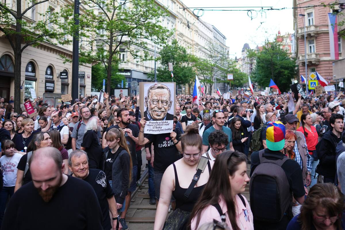 
<span>Prahoje tūkstančiai žmonių protestavo prieš visuomeninio transliuotojo pertvarką</span>
