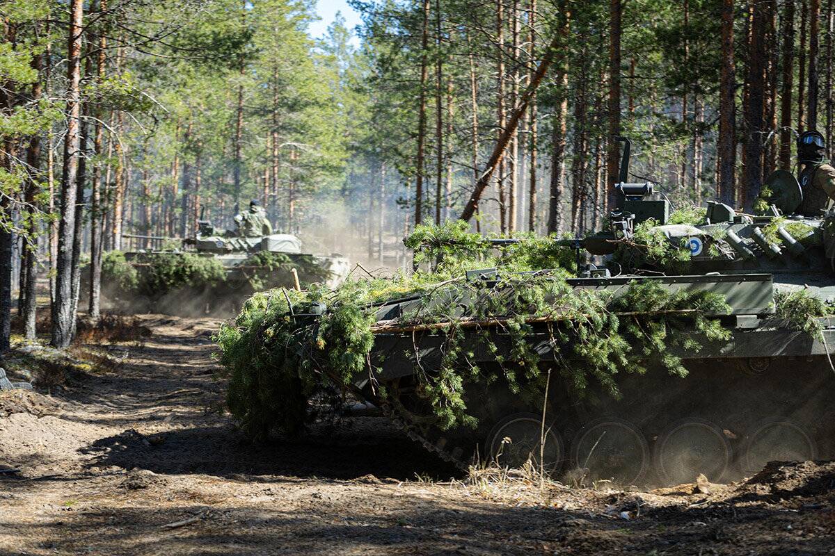 
<span>Keli šimtai Lietuvos karių dalyvavo NATO pratybose Suomijoje</span>
