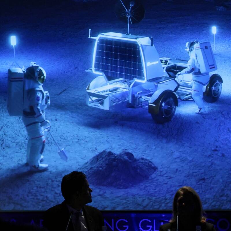 
<span>NASA pristatė Mėnulio bazės planus: sąrašo viršuje – nusileidimo aparatai, visureigiai ir dronai</span>
