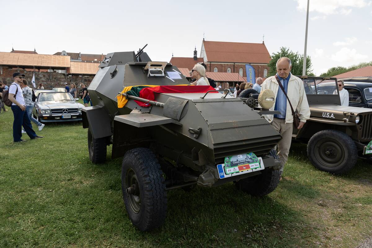 Klasikinių automobilių paroda prie Kauno pilies